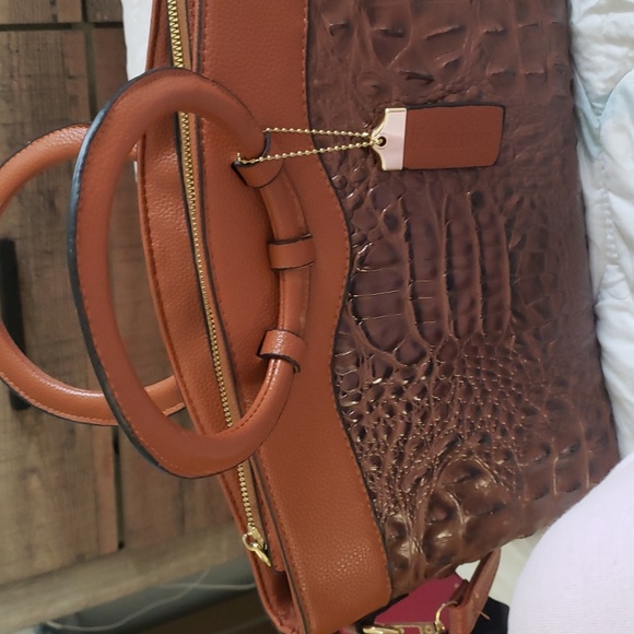Alligator Style Leather Purse - Picture 13 of 16